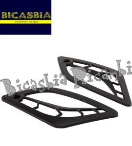 12371 - GRIGLIE FRECCE POSTERIORI IN PLASTICA NERE VESPA 125 200 250 300 GT GTS - Foto 1 di 1