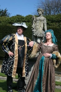 Deluxe Tudor Henry 8th Costume - Picture 1 of 15