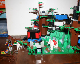 Vintage 1996 LEGO 6079: Castle - Dark Forest Fortress  - Near Complete!