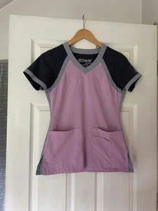 Grey's Anatomy by Barco Active Size XXS Lavender 3-Pocket Modern Fit Scrub Top - Imagen 1 de 3
