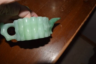 Una tetera de jade de 6 pulgadas de largo. Foto 1 de 4