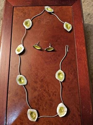 Colar e brincos de prata esmaltada verde/amarelo/branco, feitos à mão, 16" - Imagem 1 de 4