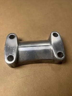 YAMAHA  LENKERHALTER OBEN HOLDER, HANDLE UPPER YDS3 YDS5E XT350 NOS XX30273 - Imagem 1 de 3