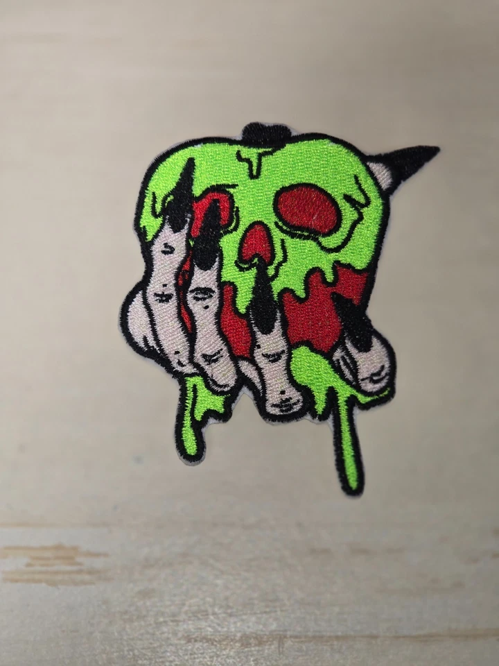Parche de apliques bordados para planchar manzana venenosa blanca como la nieve de 3,5 pulgadas Foto 1 de 1