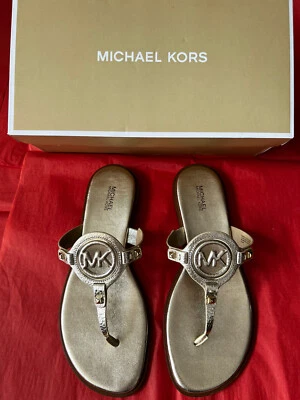 Zapatillas planas Michael Kors Aubrey con tanga recortada logotipo MK dorado pálido talla 9,5 m - nuevas en caja Foto 1 de 4