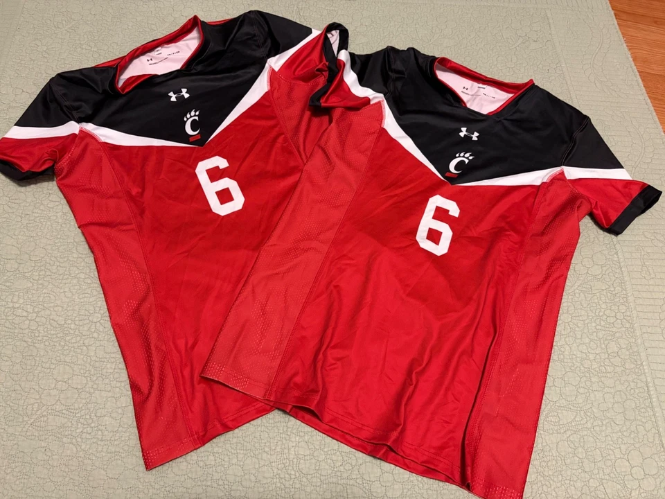 (2) Under Armour 辛辛那提熊猫 SS 足球球衣红色 UJUJP1W 女式 S 全新 — 第 1/1 张图片