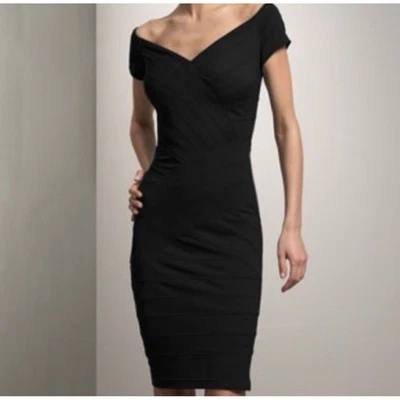 Vestido ceñido al cuerpo manga corta hombro descubierto negro colección Tadashi talla M Foto 1 de 4