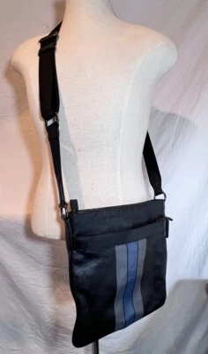Cartera Bandolera COACH Charles Negra Lona Murse con Rayas Universitarias Gris/Azul Foto 1 de 4