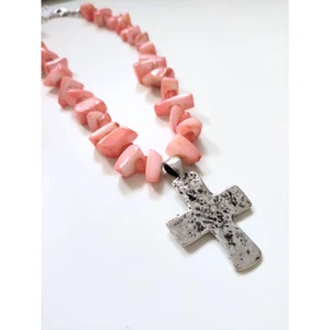 Urban Outfitters Adjustable Chunky Coral Pink Chip Necklace with Cross - Picture 1 of 8