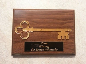 Geschenk für Einzug , Eröffnung, Einweihung  Holzbrett m. Schlüssel Gravurschild - Picture 1 of 1