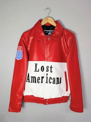 Chaqueta de carreras de bombardero de cuero roja y blanca Machine Gun Kelly Lost Americana MGK Foto 1 de 4