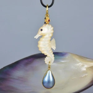 Seahorse Pendant Carved Mother-of-Pearl & Gold Vermeil on Sterling Silver 9.85 g - Picture 1 of 14