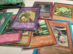 🔥 100+ YUGIOH KARTEN LOT NM UND MINT ** + ULTRA RARE + ZUFÄLLIGES KARTEN LOT!! 1+ Pfund - Bild 1 von 3