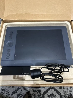 Wacom PTH-651 Intuos Pro Digitales Grafiktablett Zeichnen und Discs - Bild 1 von 3