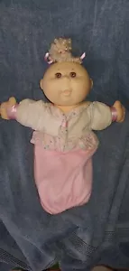 Vintage 1995 Cabbage Patch Powder Scented Blond Curly Hair PREEMIE Doll - Bild 1 von 3