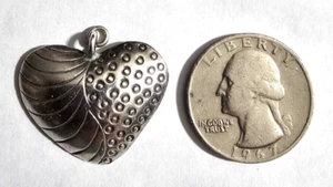 Sterling silver pendent, heart w/half line and half dot design - Picture 1 of 2