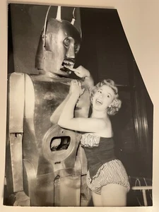 FIORELLA FERRERO E IL ROBOT, ANNI '50, FOTO DI CROLLALANZA - Foto 1 di 3