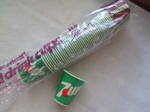 54 tazas expendedoras de papel de punto rojo vintage de 7 UP stock antiguo sin usar 4-5 OZ? - Imagen 1 de 6
