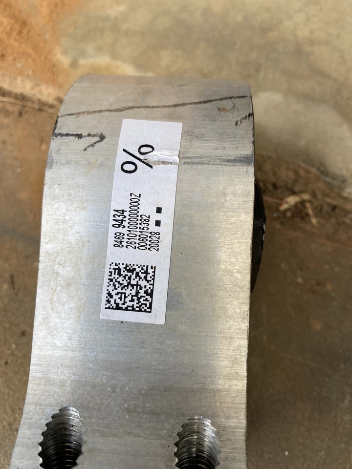 Buick Enclave 2020 montaje de soporte de transmisión inferior trasera OEM 84699434 Foto 1 de 3