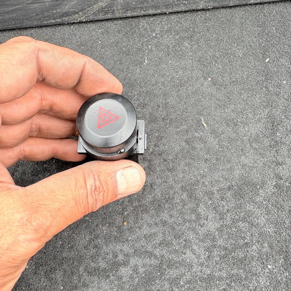 Interruptor de peligro - Kia Sorento 2004 - 93730 3E000 Foto 1 de 4