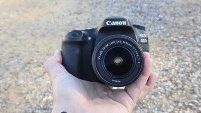 Câmera Digital SLR Canon EOS 80D com Kit de Lente 18-55mm f/3.5-5.6 IS STM - Imagem 1 de 4