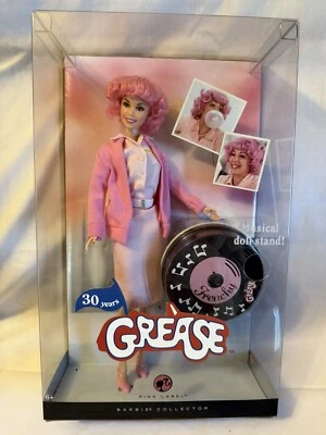 Boneca Barbie Grease Frenchy etiqueta rosa 30 anos 2007 Mattel NRFB #M0682 - Imagem 1 de 4