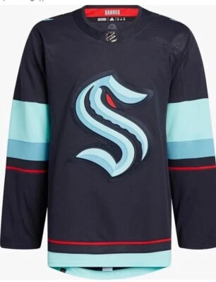 Camiseta deportiva de hockey para hombre Adidas NHL Seattle Kraken local azul marino GT5622 precio de venta sugerido por el fabricante 180 USD Foto 1 de 4