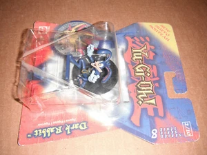 Yu Gi Oh 2'' Action Figure Serie 8 Coniglio Oscuro con Piastrella Holo - Foto 1 di 2