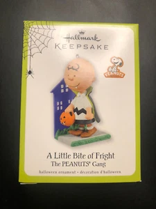 Hallmark Andenken Ornament A Little Bit Of Fright The Peanuts Gang Charlie Brown - Bild 1 von 2