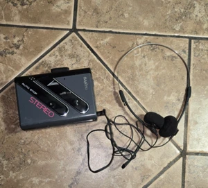 Sanyo M GP22 Stereo Personal Cassette Tape Player Vintage Headset funktionstüchtig - Bild 1 von 4