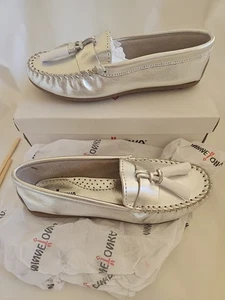 Minnetonka Women's Grace Leather Moccasin, Silver Size 8.5 - Picture 1 of 7