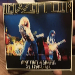 SELTENES FOTO LED ZEPPELIN 1975 ST LOUIS TRIPLE CD PHYSISCHES GRAFITTI TOURALBUM OVP - Bild 1 von 6