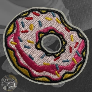 Donut mit rosa Glasur und Streuseln Bügelbild Patch bestickt Handarbeit Applikation - Bild 1 von 2