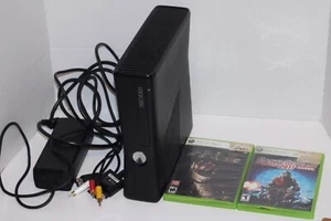 Microsoft Xbox 360 S 4GB Console Nera OEM Cavi Alimentazione/AV 2 Giochi - Foto 1 di 12