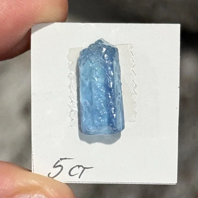 Piedra preciosa recubierta de resina de aguamarina azul intenso áspero de 5 quilates 15,5 x 5,6 mm Foto 1 de 4