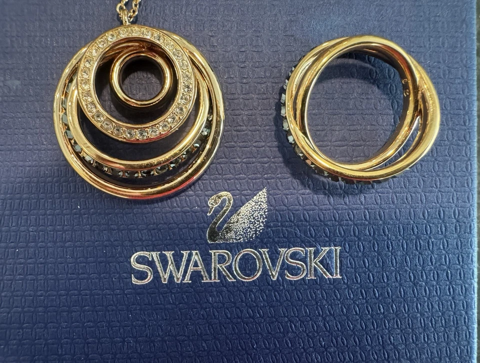 JUEGO SWAROWSKI Dinámico Forma Redonda Cristal, Tono Oro Rosa Colgante y Anillo Talla 7 Foto 1 de 4