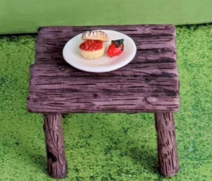 Muffin inglés en miniatura con fresa en plato casa de muñecas jardín de hadas - Imagen 1 de 6