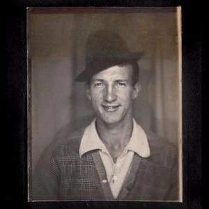 SPORTY BEAT-UP FEDORA MAN SMILES COCKY & COOL ~ 1930s PHOTOBOOTH PHOTO gay - Picture 1 of 1