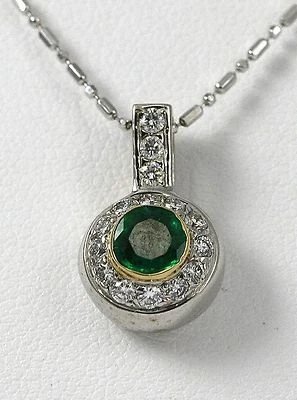 Colgante gota diamante + esmeralda 14k WG con diamantes de 0,30ct + esmeralda de 0,63ct Foto 1 de 2