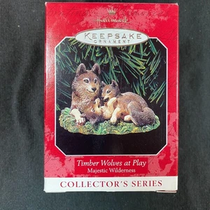 Timber Wolves at Play -Majestic Wilderness Series - Hallmark Keepsake 1998 - Imagen 1 de 10