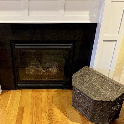 Antiguo cofre de almacenamiento de leña del siglo XIX con panel de latón en relieve Foto 1 de 4