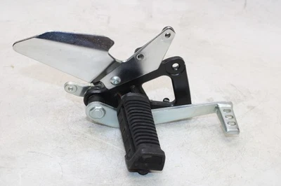 2009 Suzuki GS500F OEM CONJUNTO TRASEIRO DIREITO CONJUNTO TRASEIRO MOTORISTA PÉ PEG DESCANSO PARADA COM PEDAL - Imagem 1 de 4