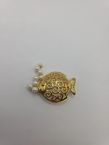 Broche prendedor vintage Trifari pez ángel desplazado tono dorado con burbujas de perlas de imitación - Imagen 1 de 6