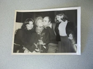 Imagen de celebridad Lucy Arnaz, Sylvia Syms, Julie Budd, James Coco Kappock foto - Imagen 1 de 7