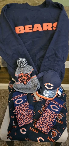 NWT NFL Team Chicago Bears Women’s Bundle Sleepwear Socks Hat & Beanie Cover