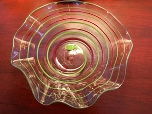 Gewellte mundgeblasene Kunstglasschale rot und grün signiert - Bild 1 von 2