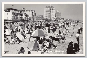 Sombrillas de playa Long Beach California con foto real vintage RPPC - Imagen 1 de 2