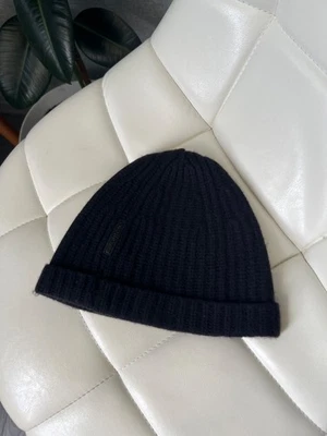 Gorro acanalado de lana azul marino oscuro Prada con logotipo de lengüeta negra talla S-M Foto 1 de 4