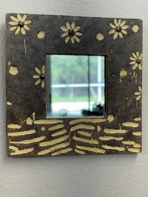 Espejo de pared cuadrado pequeño 6” resina marrón grabado flor texturizado boho rústico Foto 1 de 4