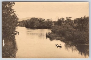 Ruhiger See mit Boot und Bäumen Echtfoto Vintage Postkarte - Bild 1 von 3